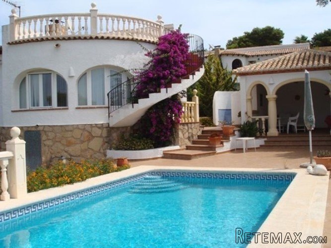 Villa with private pool and lovely sea views from the roof..