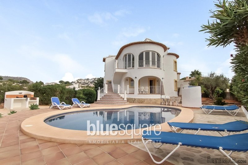Superb villa close to the town centre..