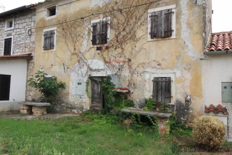 Umag, kuća za adaptaciju 4km od mora