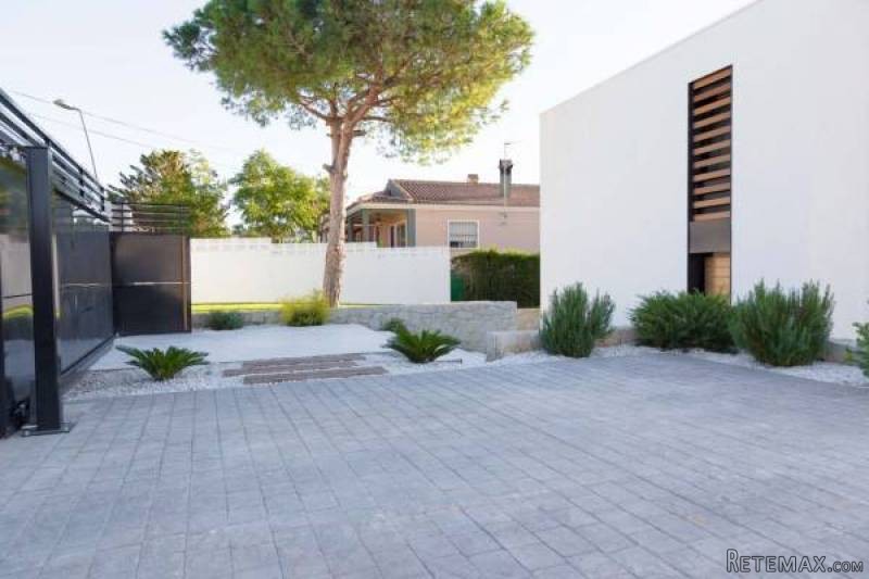 4 Bedroom 3 Bathroom Villa In.. - 2