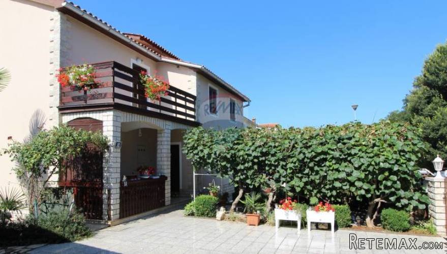 POREČ, APARTMANSKA KUĆA 1 KM OD MORA