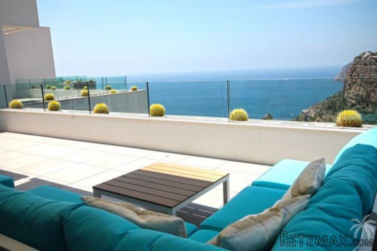 Recently built seafront apartement with spectacular sea..