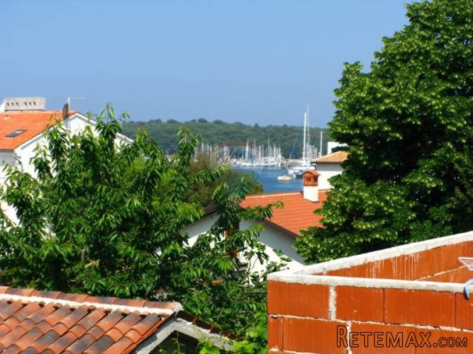 ISTRA, PJEŠČANA UVALA KUĆA SA TRI JEDNOSOBNA APARTMANA U...