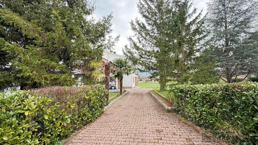 Kuća s dva stana i građevinskom okućnicom 4740m2 u okolici L - 2