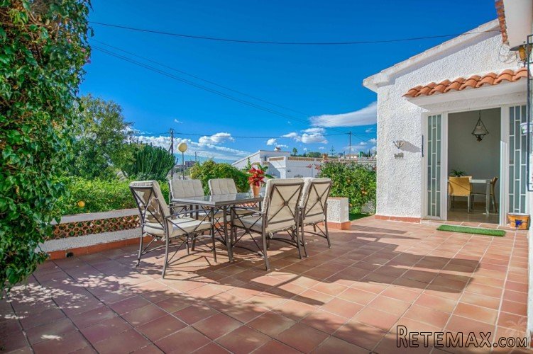 This cosy semi-detached villa is located in a cul-de sac in..