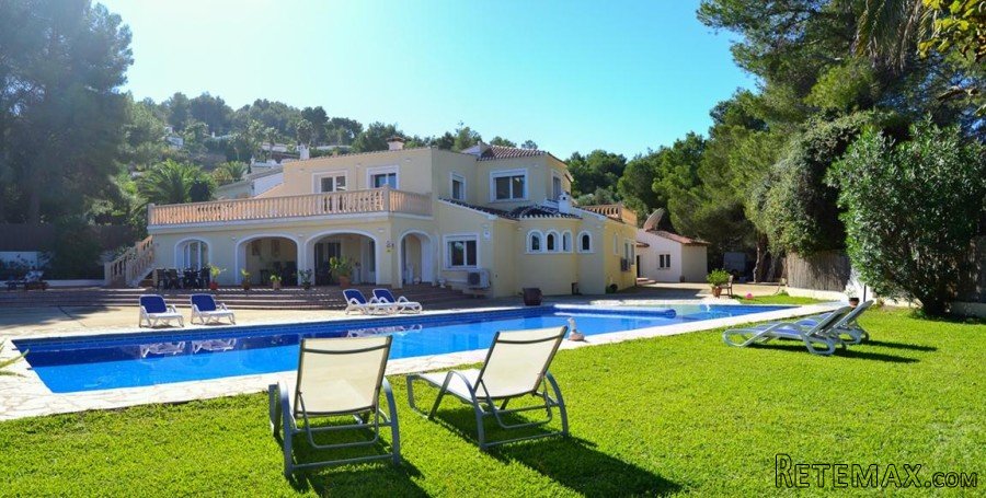 Magnificent Villa on a totally flat plot of 4,309 m²..