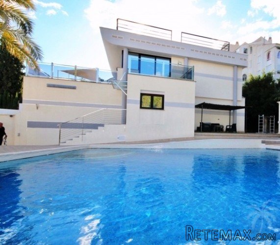 Modern luxury villa within easy walking distance of all..