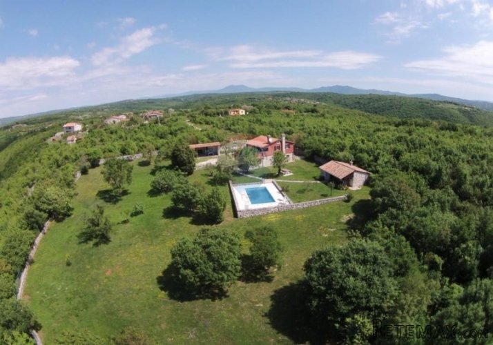 PREKRASNA STARA STANCIJA NA 13 000 M2 - 2