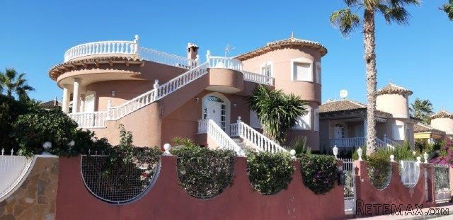 This beautiful villa has a built area of ​​over 400m2, the v..