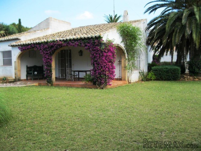 Traditional villa of 130 m² construction, on a flat plot of..