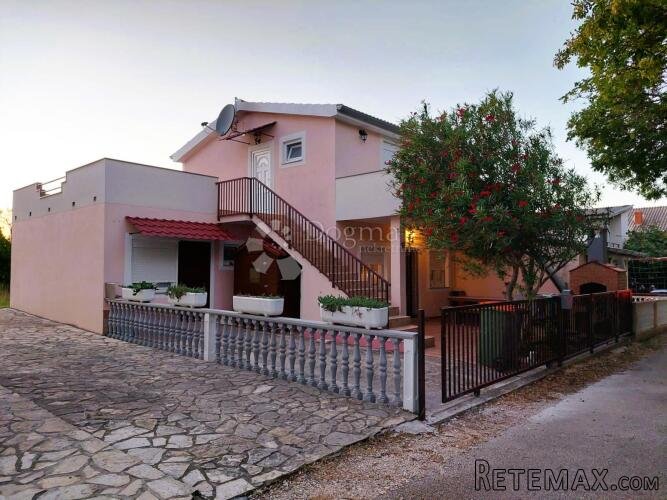 Potpuno namještena kuća s tri apartmana