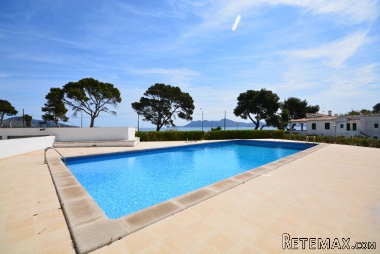Well presented three-bedroom penthouse, with amazing sea..