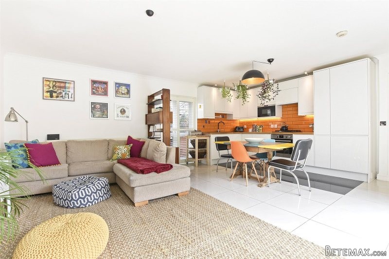 3 Bedroom Purpose Built, Leasehold