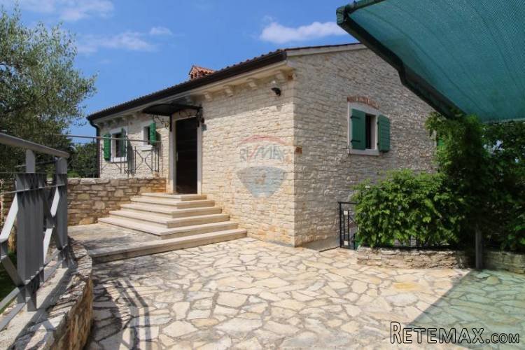 KAMENA VILA SA BAZENOM U PRIRODNOM OKOLIŠU
