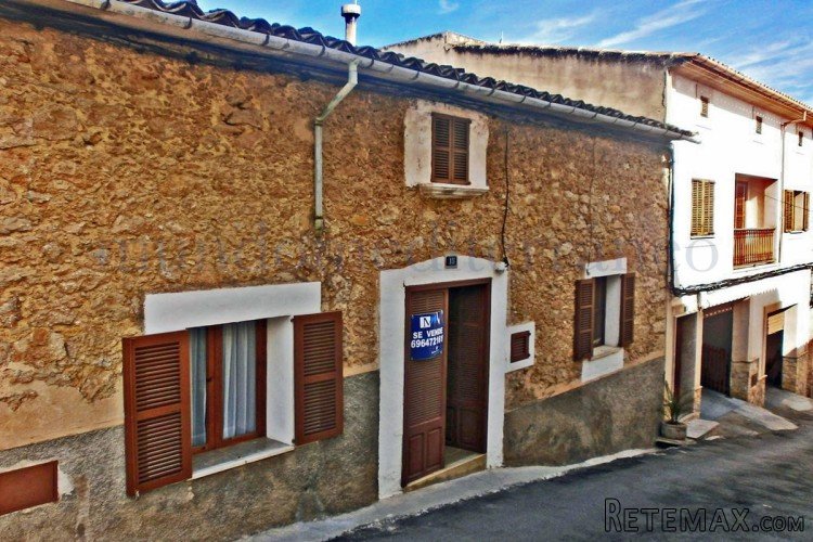 Really lovely townhouse in one of the oldest picturesque..