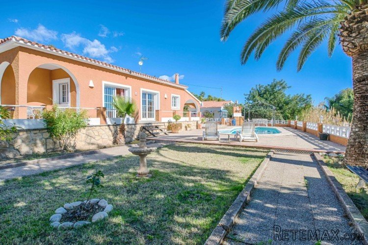 This single-storey villa with wonderful sea views was..