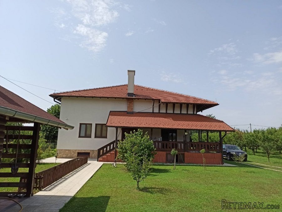 Kuca 400m2 saimanju u podnozju Kosmaja