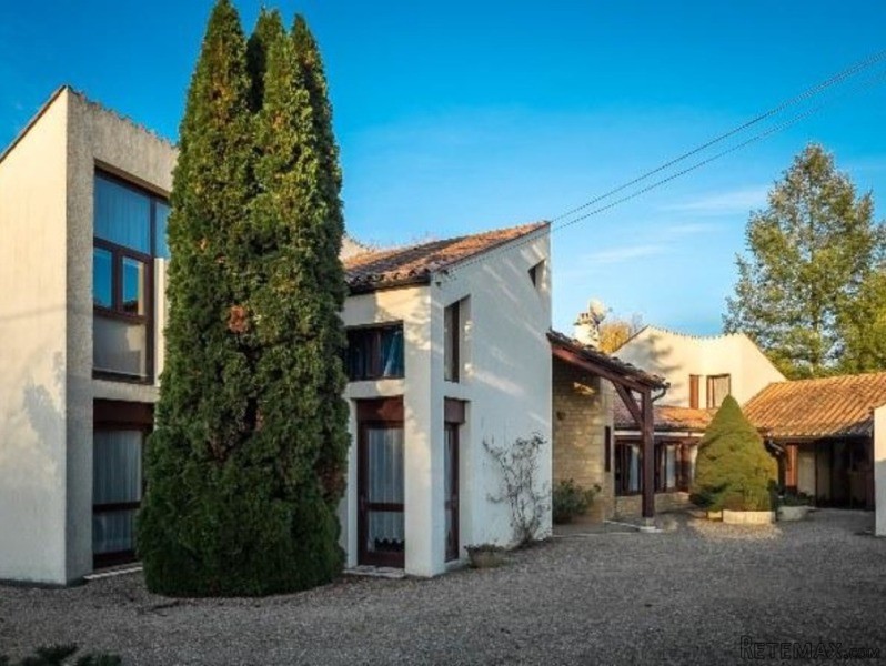 Spacious And Contemporary Villa With..
