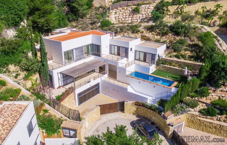 With the port of Javea located just a few hundred meters..