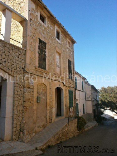 Townhouse to reform in the heart of the lovely village of..