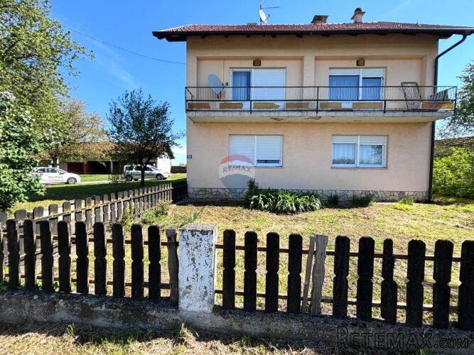 Jakovlje, samostojeća kuća i gospodarski objekti sa velikim