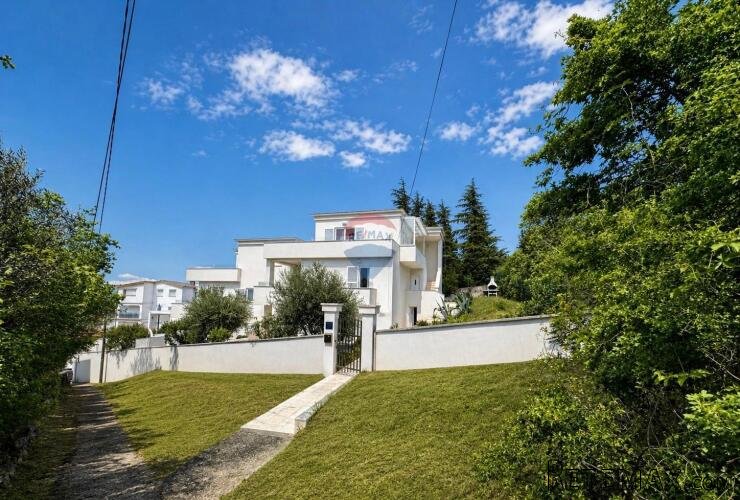 Crikvenica,Dramalj-kuća sa 3 stana 200m od mora