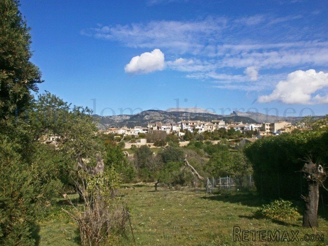 Excellent townhouse hidden away in a little street with a..