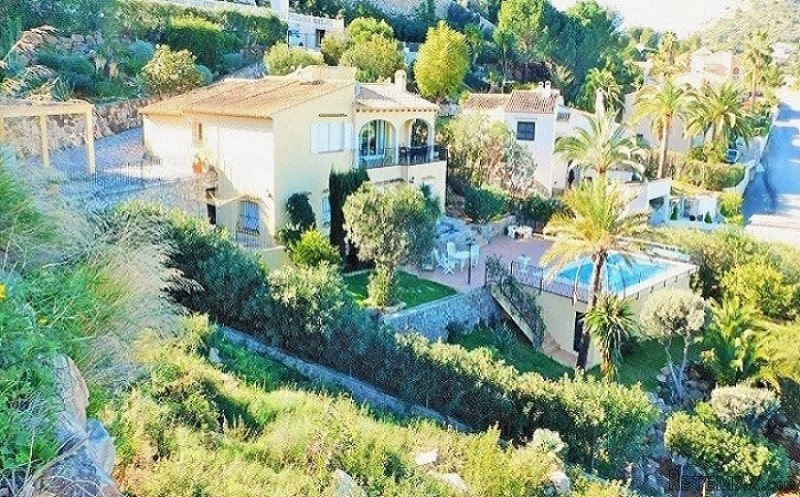 Lovely Large Villa For Sale In La..