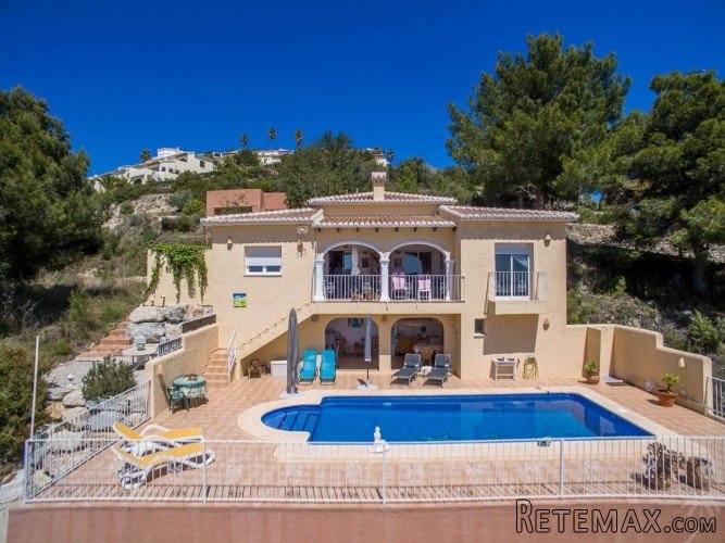 Lovely villa with panoramic sea views and total privacy..