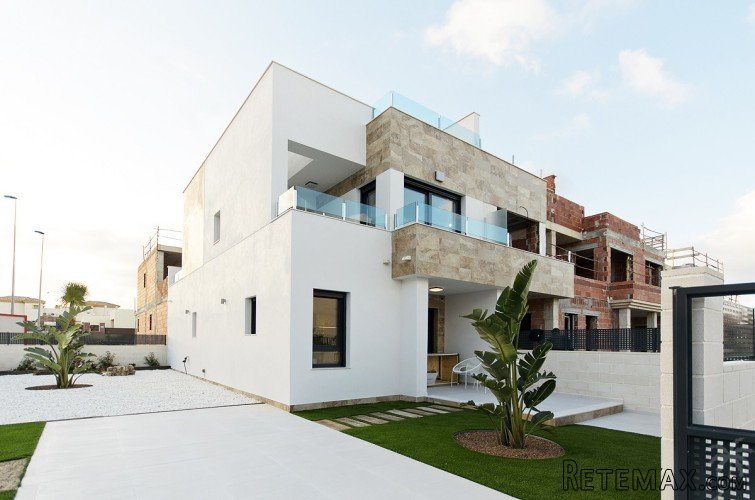 A beautiful new project 5 km from the Spanish sandy beaches..