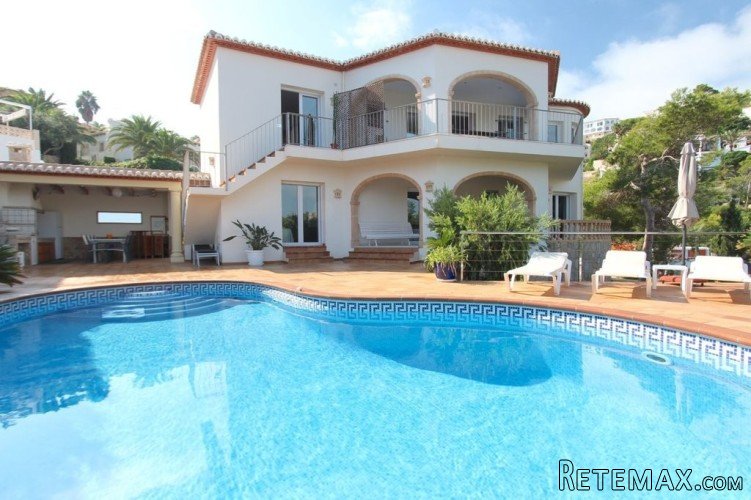 Impressive second line villa for sale in a sought after..