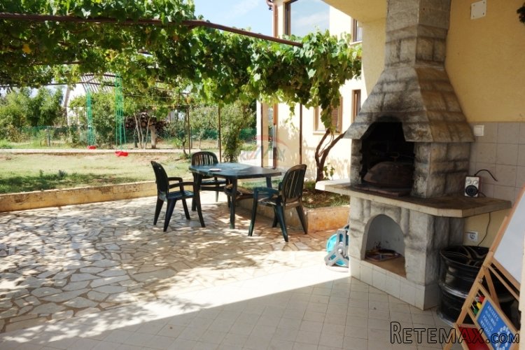 Istra,Pula, samostojeća kuća sa tri stana - 2