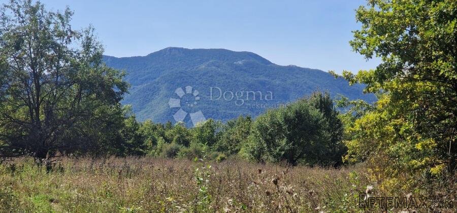 PREDIVNO ZEMLJIŠTE S POGLEDOM NA VELEBIT MIRNA LOKACIJA