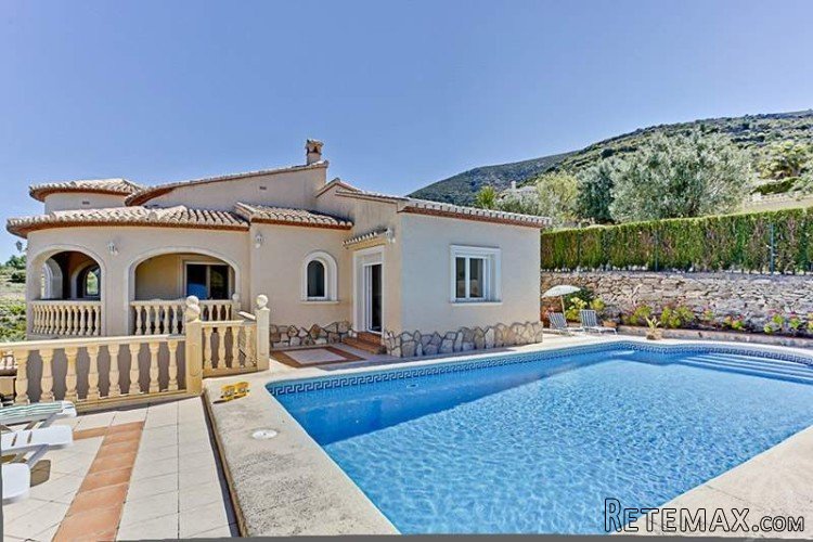 Detached villa located in a residential area on short..