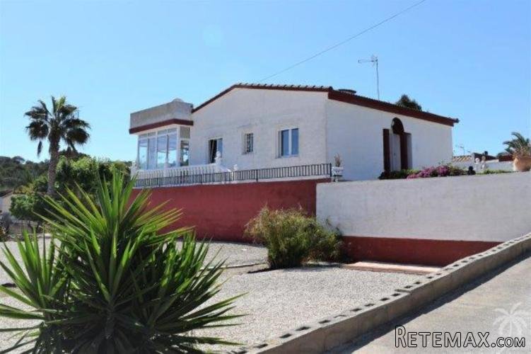 This detached spacious house is located in a quiet..