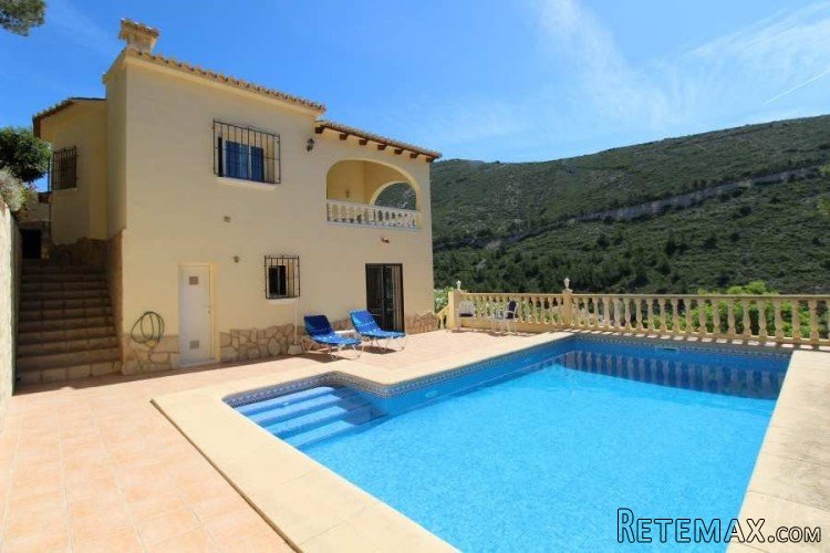 Immaculate property on 2 levels with an internal staircase..
