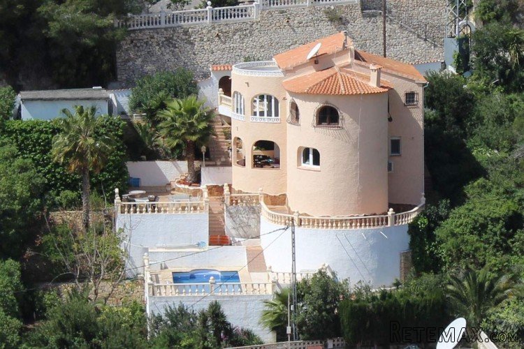 This villa with private pool consists of two separate..