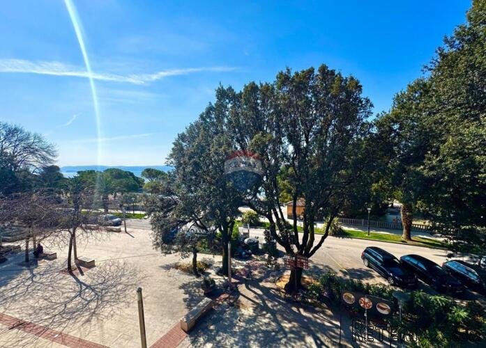 Crikvenica centar- kuća sa 3 stana, prvi red do mora