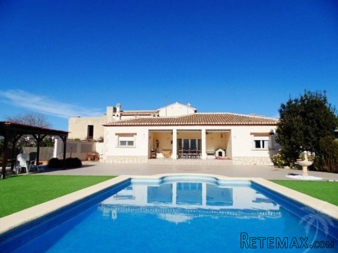 Country Finca beautifully restored on a flat south facing..
