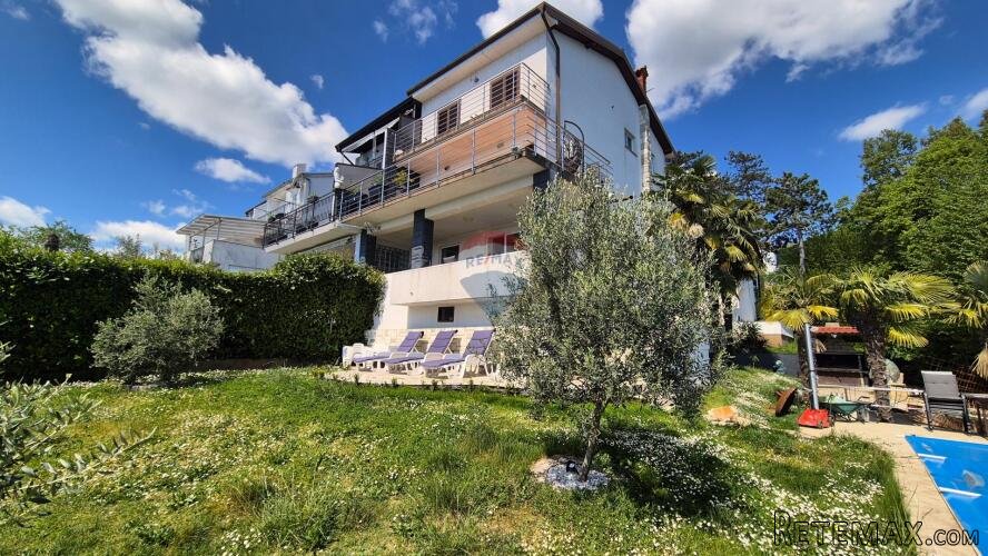 Opatija, Bregi- kuća s tri stana, bazenom, pogledom na more