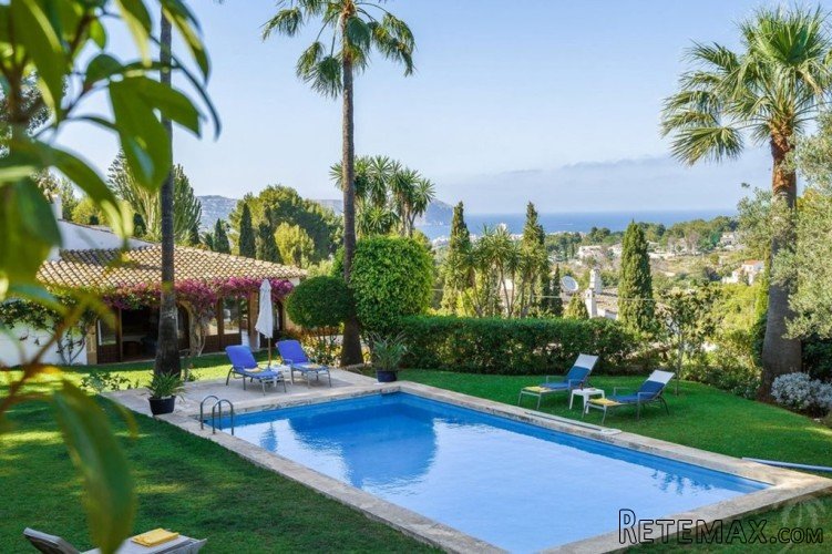 Magnificent traditional style villa on one floor with views..