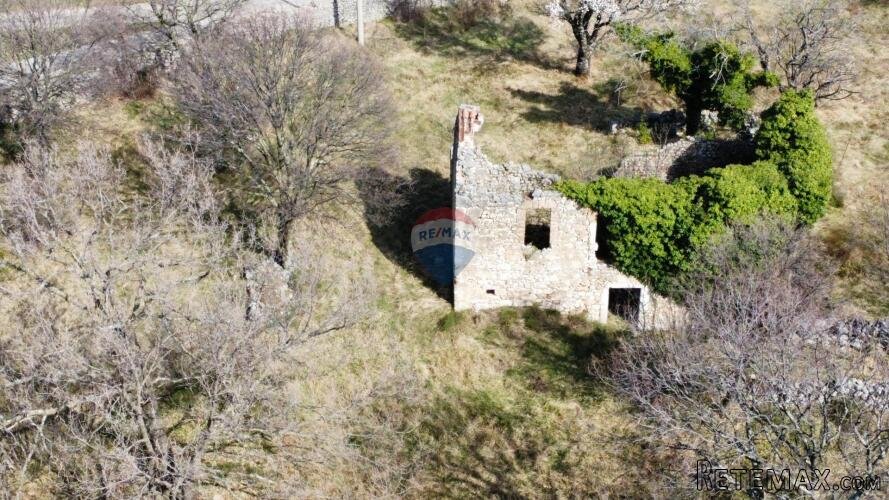 Crikvenica, Bribir- građevinsko zemljište od 961m2 s ruševi