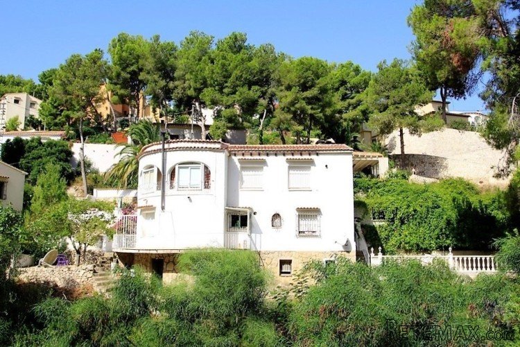 Villa with two family size apartments situated in a..