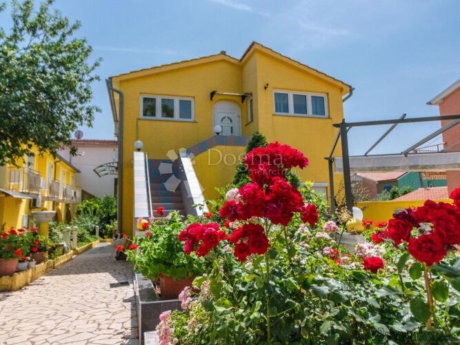 Pansion s uhodanim poslovanjem i pogledom na more