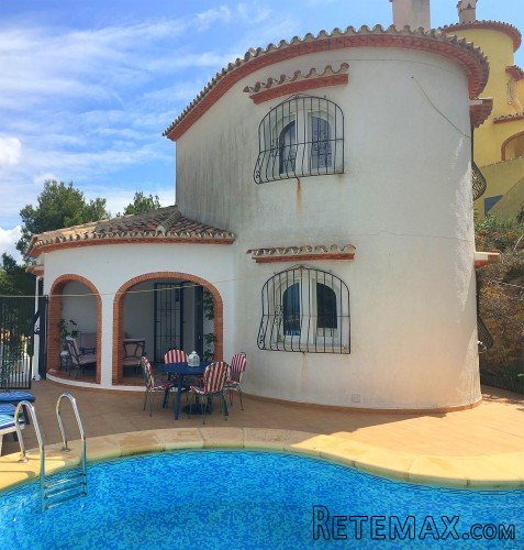 This villa with private pool and sea views was built in..