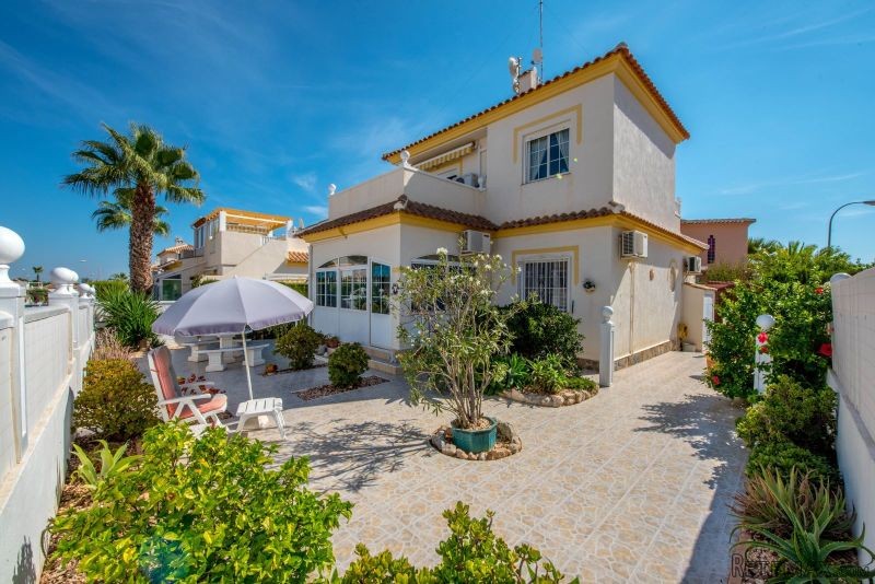 3 Bedrooms - Villa - Alicante - For Sale