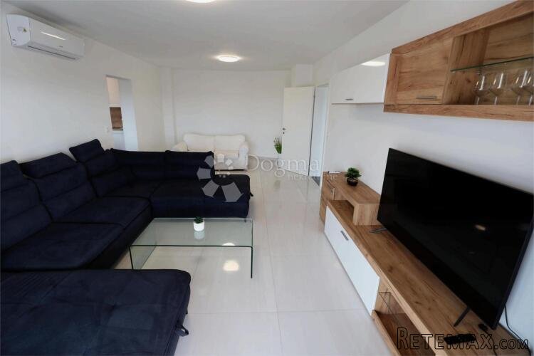 Namješteni apartman u mirnom dijelu Sukošana, odmah useljiv