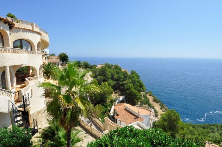 Villa with marvellous sea views near the seafront with a..