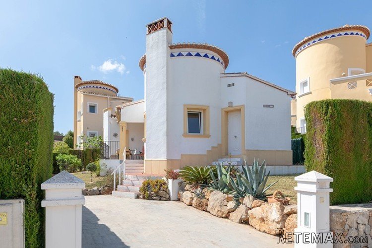 A 2 bedroom, 1 bathroom, detached villa located on the..