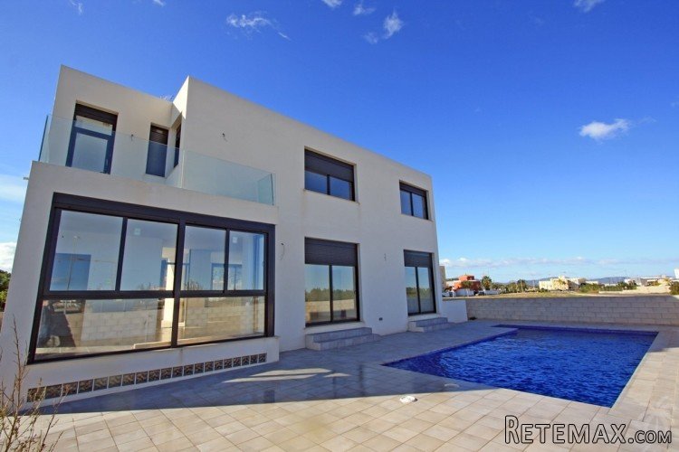 Modern new built villa with private pool located on a 500m2..